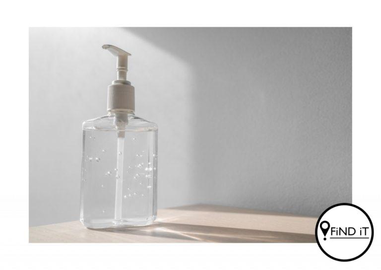 Selfdood - vrou drink glo handreiniger en pille