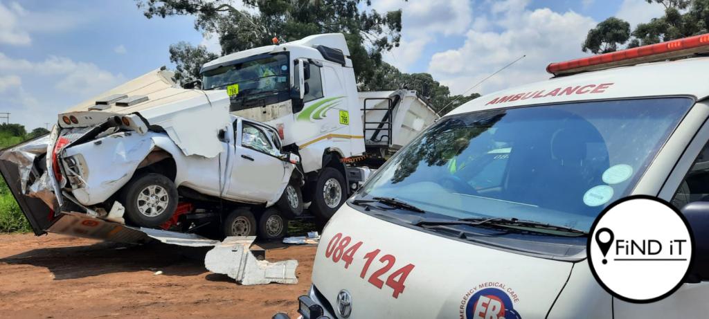 Een dood in botsing tussen vragmotor en bakkie