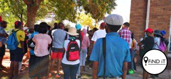 Ouers staak vir plekke by skole
