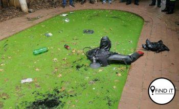 JOHANNESBURG. - Die liggaam van ’n ses-jarige kind is Saterdag uit ’n gras-groen alg gevulde swembad gehaal.