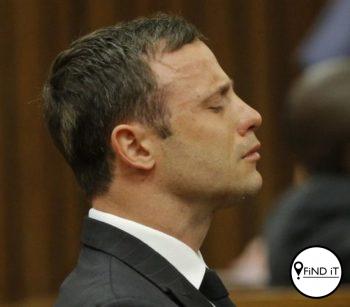 Pistorius het in 2013 vir Steenkamp deur sy badkamer deurgeskiet en sê hy het gedog dis ’n dief wat ingebreek het. Pistorius is in 2016 vir ses jaar tronk toe gestuur vir strafbare manslag.