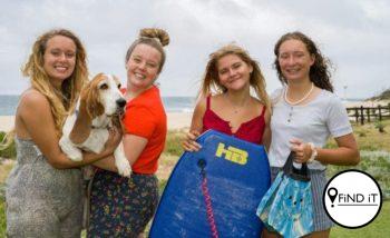 JEFFREYSBAAI. - ’n 17-jarige meisie en haar broer het by die Checkers strand gaan swem. Hulle is toe deur ’n seestroom gevat, terwyl die seun dit reggekry het om die seestroom te ontsnap en veilig terug strand toe te keer, is die meisie deur die seestroom in die see ingetrek.