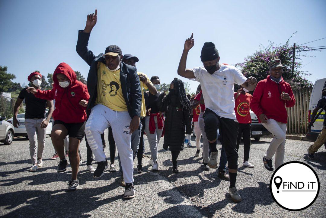 Die Suid-Afrikaanse Studente-unie (SAUS) het ’n lys met vereistes aan die Ministerie van Hoër Onderwys gestuur, maar was egter nie tevrede met die reaksie van Buti Manamela, die adjunkminister, nie.