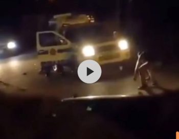 Dronk man vat polisiebeampte se vuurwapen af (Foto: Skermgreep uit die video)