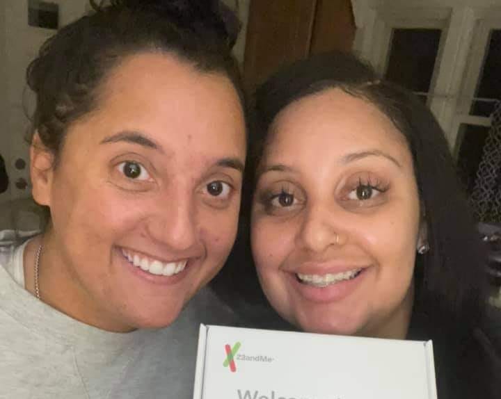Julia Tinetti en Cassandra Raquel Madison was vir sewe jaar beste vriendinne voordat hulle agtergekom het hulle is eintlik sussies. (Foto: Cassandra Raquel Madison, Facebook)