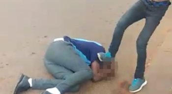 Ander persone staan en toekyk en voertuie ry verby, maar niemand stop die bakleiery tot later nie. (Foto: IOL)