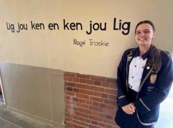 Magé Troskie het in 'n oogwenk bekend geraak vir die spesiale boodskap wat sy aan die gr. 8-leerlinge met haar skool se opening oorgedra het. (Foto: Hoër Meisieskool Oranje, Facebook)