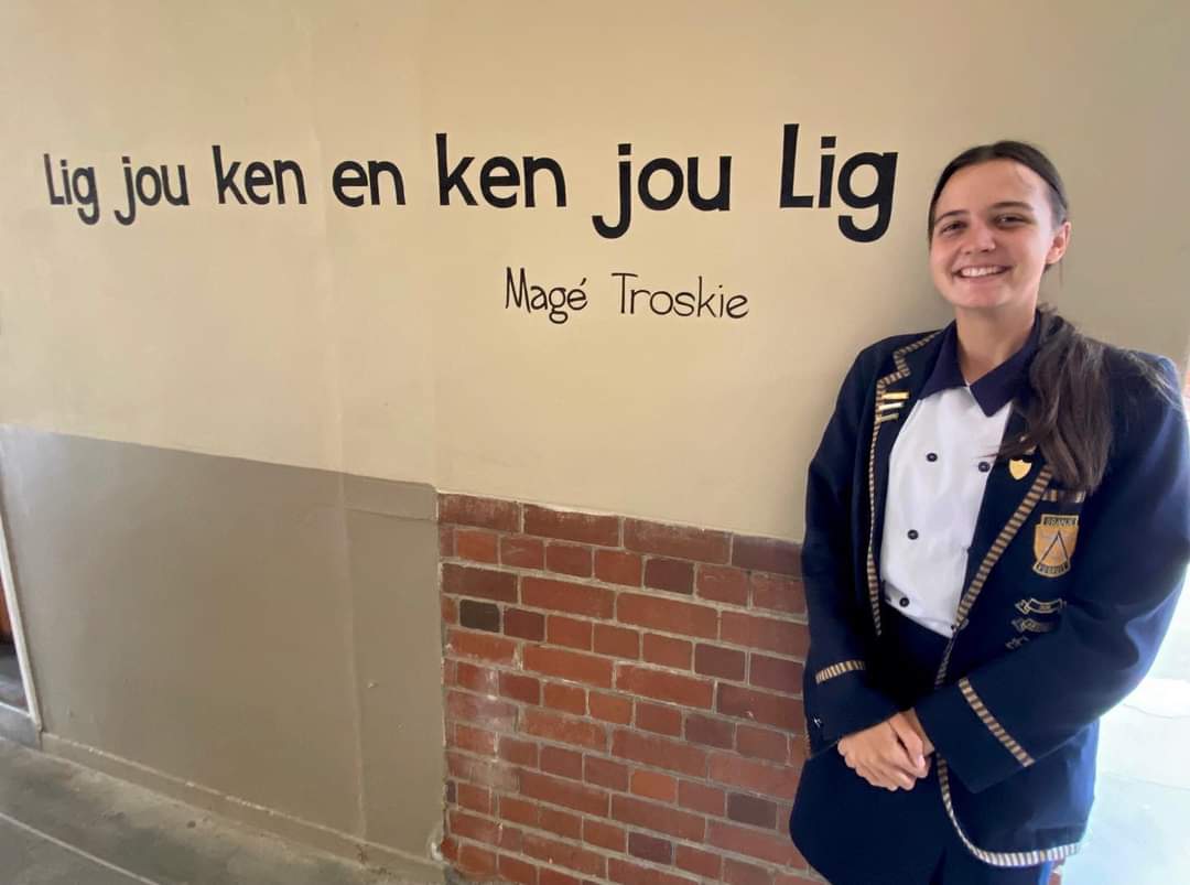 Magé Troskie het in 'n oogwenk bekend geraak vir die spesiale boodskap wat sy aan die gr. 8-leerlinge met haar skool se opening oorgedra het. (Foto: Hoër Meisieskool Oranje, Facebook)