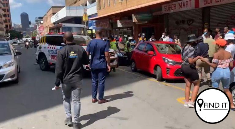 ’n Man is Woensdagoggend om ongeveer 10:25 op die hoek van De Beer- en Stiemensstraat in Braamfontein doodgeskiet. (Foto: Verskaf)
