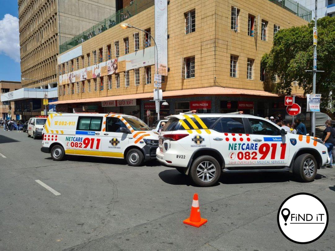 ’n Man is Woensdagoggend om ongeveer 10:25 op die hoek van De Beer- en Stiemensstraat in Braamfontein doodgeskiet. (Foto: Verskaf)