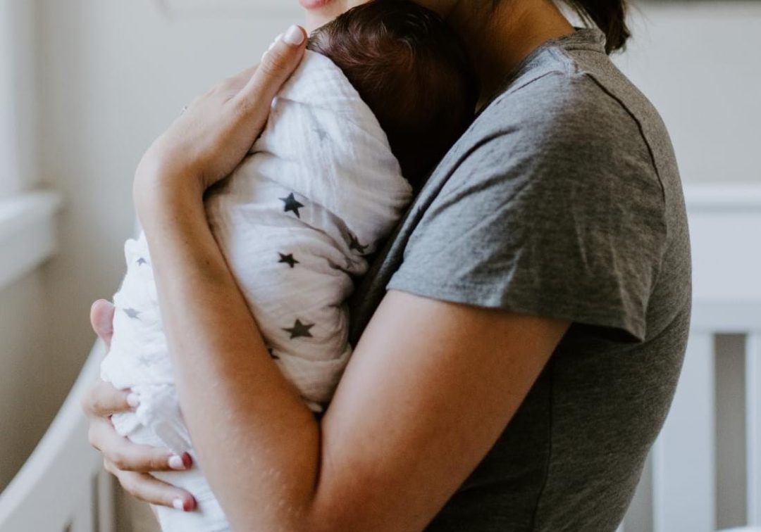 Die meisie moes vir ’n paar uur na die agtjarige seuntjie kyk en dis in dié tyd dat sy geboorte gegee het. (Foto: Unsplash)