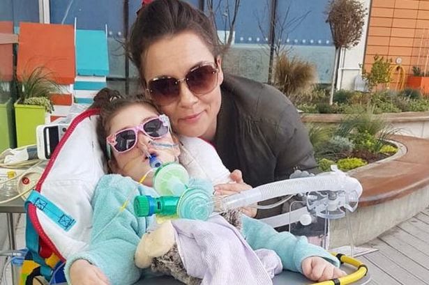 Die klein Pippa sal moontlik nie meer lank leef nie en Parfitt wil hê dat sy by die huis moet sterf. (Foto: BBC News)