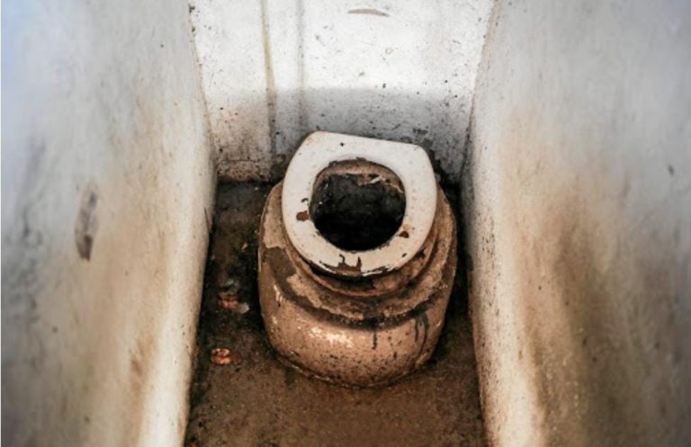 Skoolhoof afgedank na hy leerling glo in puttoilet na selfoon laat soek (Foto: Alaister Russel, HeraldLIVE)