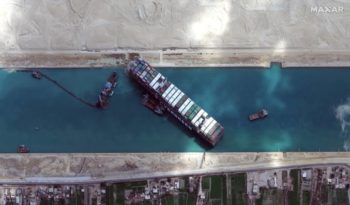 Skip wat in Suez-kanaal vasgesit het, weer los (Foto: USA Today)