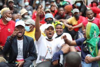 Volgens Mischek Mugabe, SAUS-president, is die grootste kwessie egter steeds die afskrywing van miljarde rande se studenteskuld. (Foto: Reuters)