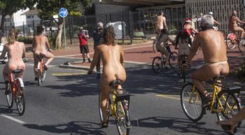 ’n Klomp mense het Saterdag aan ’n naak fietsryrit in Kaapstad deelgeneem as deel van ’n veldtog teen lugbesoedeling. (Foto: Gallo Images)