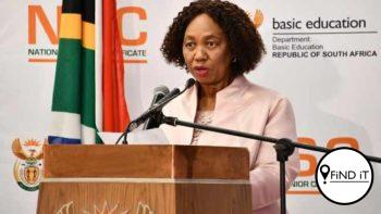 JOHANNESBRURG.- Angie Motshekga, die minister van basiese onderwys, moedig skole aan om hul gedragskodes toe te pas na aanleiding van 'n video waarin 'n onderwyser die hare van leerlinge met ongekamde hare by ’n skool hek gekam het.