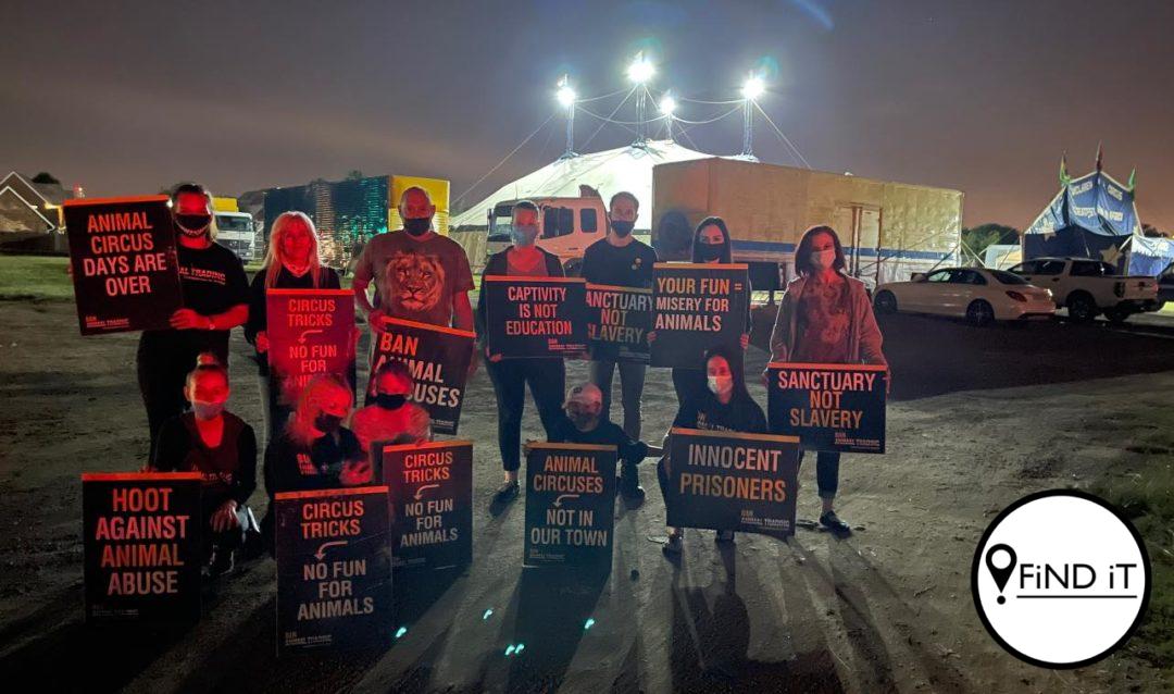 Ban Animal Trading South Africa het op hul Facebook-blad foto's, waar 'n groep mense voor die McLaren-sirkus protesteer, gedeel. Die groep voel sirkusse moet verbied word om diere te misbruik sodat hulle 'n opbrengs daaruit kan maak.