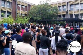 Studente van die Sol Plaatje-universiteit het vanogend deelgeneem aan die landswye protesaksie wat deur die Suid-Afrikaanse Studente-unie (SAUS) georganiseer is.