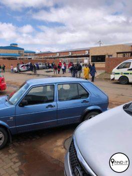 NEHAWU Werkers van die Departement van Omgewing- en Natuurbewaring is tans besig met ‘n staking voor die Departement van Omgewing- en Natuurbewaring se gebou in Kimberley.