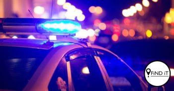 Video wys twee kaal mans glo geslaan in polisie se teenwoordigheid