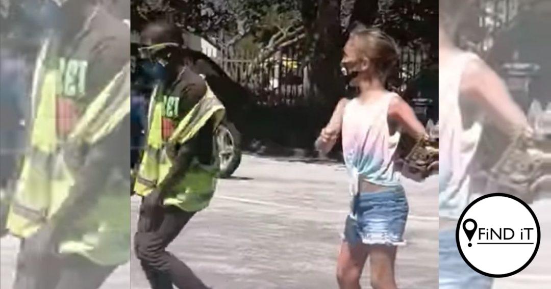 Mooi-hart-meisie dans saam met karwag