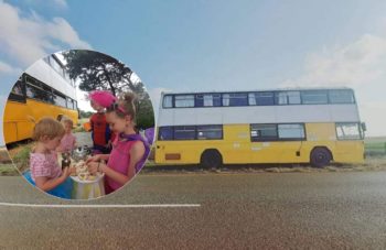 'Vier kinders & 'n bus' (Foto: Facebook)