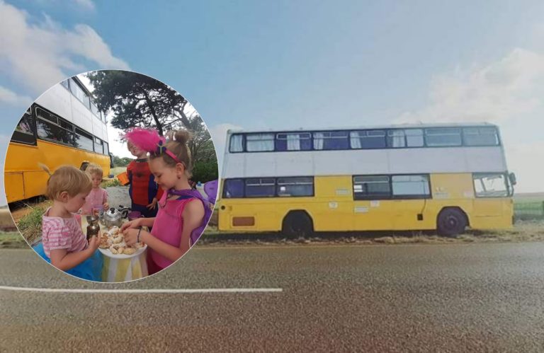 'Vier kinders & 'n bus' (Foto: Facebook)