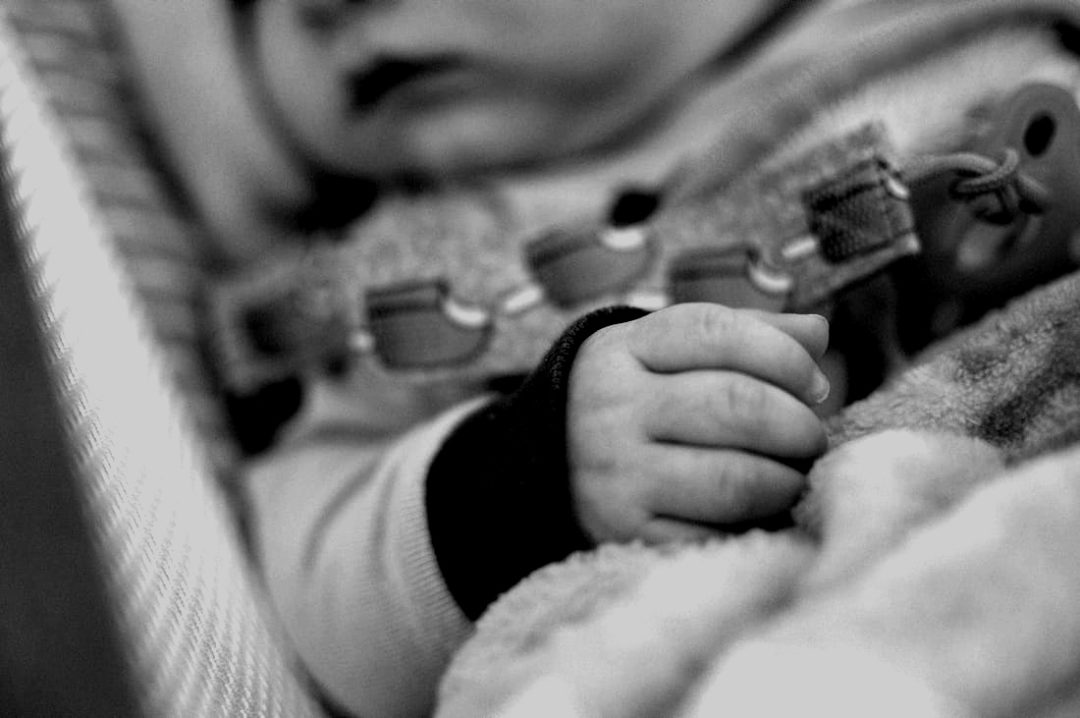 Dokters en verpleegster geskors ná amputering van baba se handjie (Foto: Unsplash)