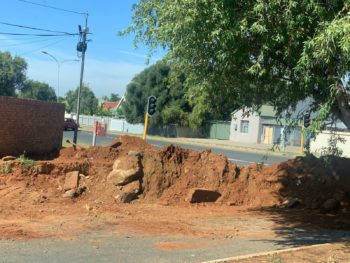 Groot gat en waterlek gevaar vir motoriste (Foto: Verskaf)