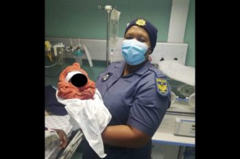 Polisiebeamptes help vrou by hek van polisiestasie geboorte gee (Foto: SAPS, Facebook)