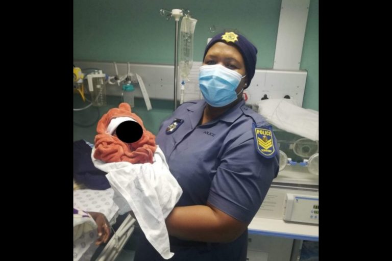 Polisiebeamptes help vrou by hek van polisiestasie geboorte gee (Foto: SAPS, Facebook)