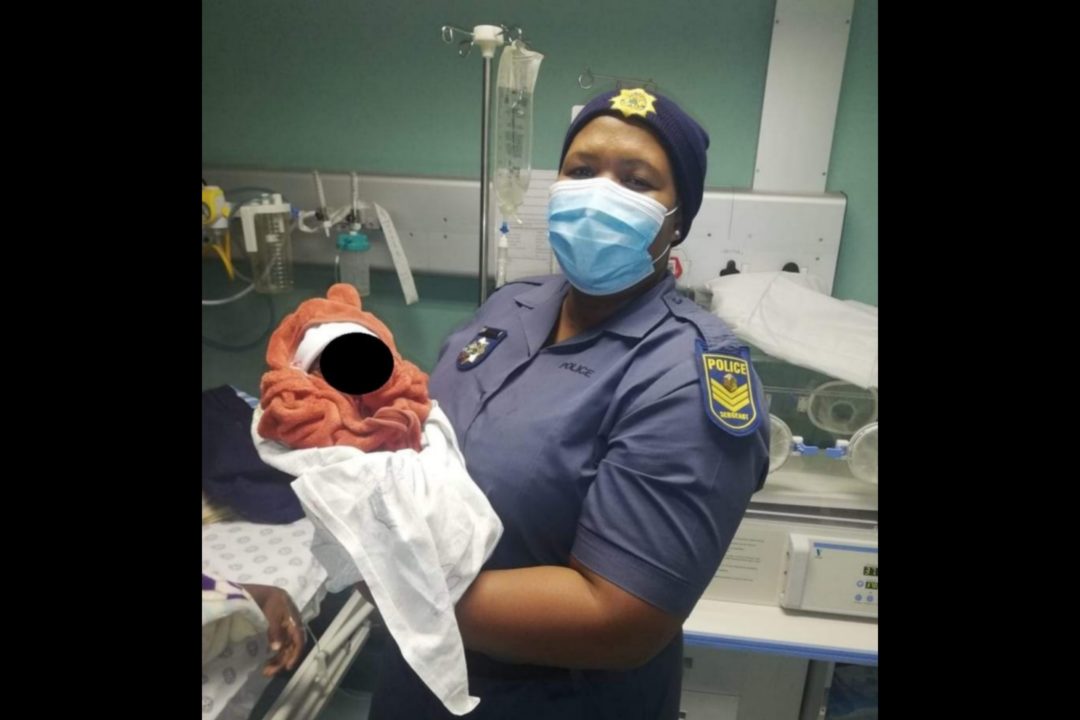 Polisiebeamptes help vrou by hek van polisiestasie geboorte gee (Foto: SAPS, Facebook)