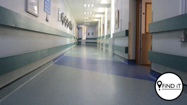 Die Demokratiese Alliansie het die saak van 'n pasiënt, wat ontslaan was met maaiers in haar bene, na die provinsie se gesondheidsombudsman gestuur vir ondersoek.