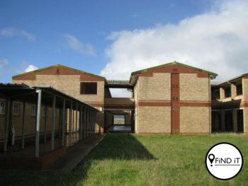 Die Senior Sekondêre skool Ntsika in Makhanda is Dinsdag gesluit om verskillende pastore toe te laat om op die skoolterrein "eksorsisme" te doen. Dit nadat talle leerders snaakse simptome, insluitend ineenstorting en histeriese gille, begin toon het.