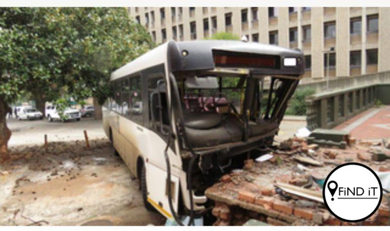 Munisipale bus tref twee vrouens in parkeerarea van kliniekMunisipale bus tref twee vrouens in parkeerarea van kliniek
