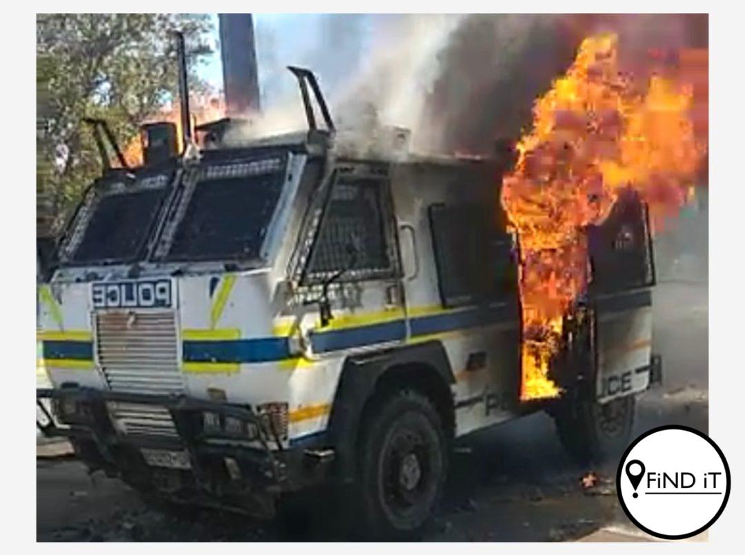 Student in hegtenis na Nyala met beamptes in glo aan brand gesteek is