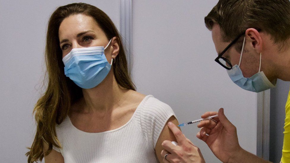 Kate kry ook eerste dosis Covid-19-entstof (Foto: BBC)