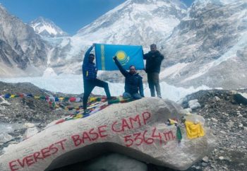 Vrou klim Everest... sonder bene (Foto: Instagram)