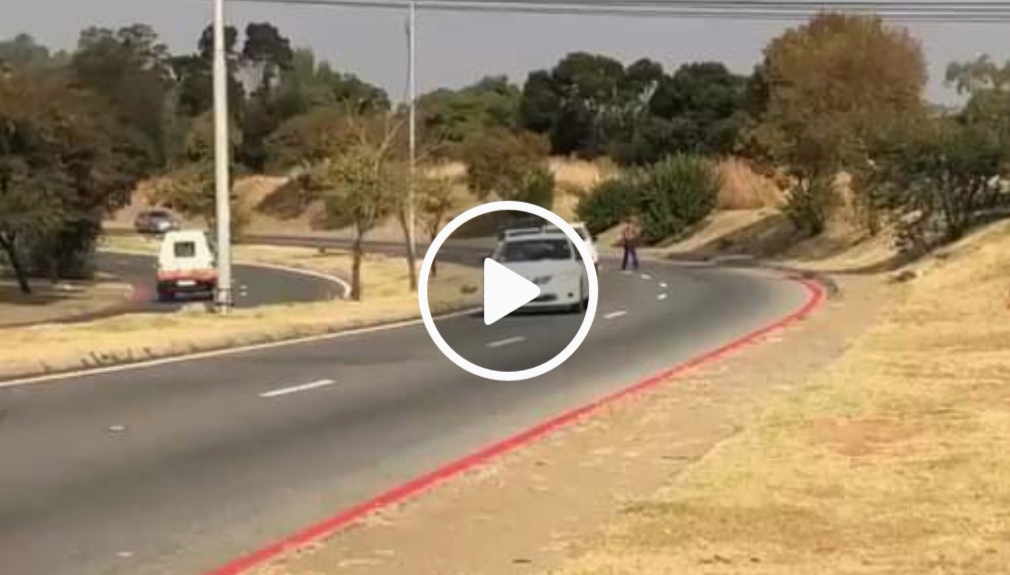KYK: Halfkaal man geskiet oor hy mense met mes steek (Foto: Skermgreep uit die video)