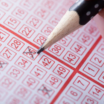 Vrou speel jare dieselfde nommers, wen uiteindelik Powerball-boerpot (Foto: TimesLIVE)