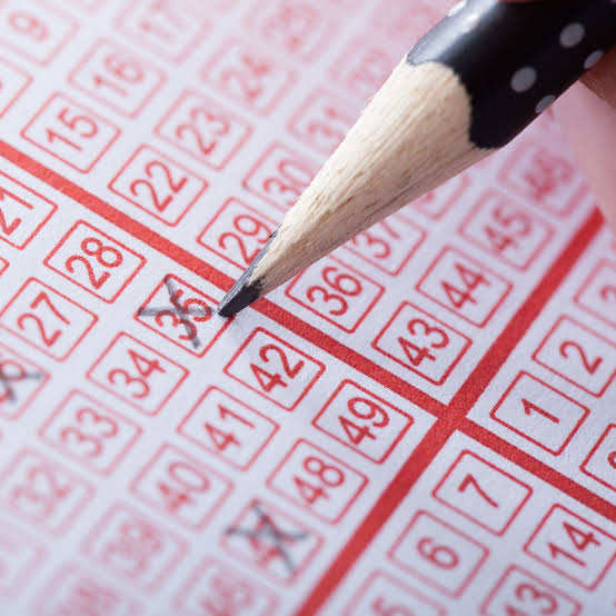 Vrou speel jare dieselfde nommers, wen uiteindelik Powerball-boerpot (Foto: TimesLIVE)