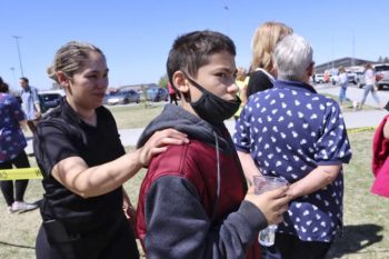 Gr. 6-meisie vas ná sy drie by skool skiet (Foto: The Seattle Times)