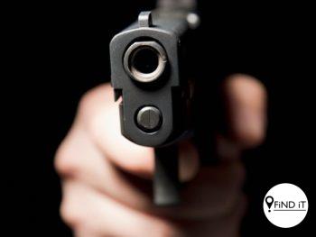 Negejarige meisie sterf nadat sy glo met polisiebeampte se vuurwapen speel