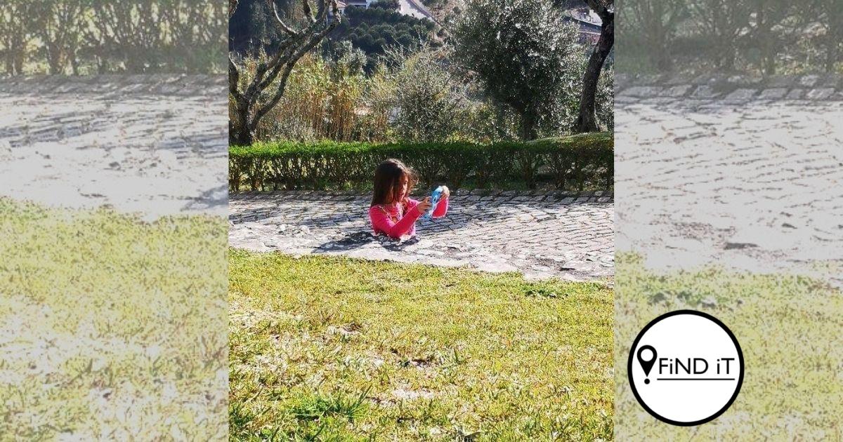Foto laat jou twee keer kyk, 'meisie sak weg in plaveisel'