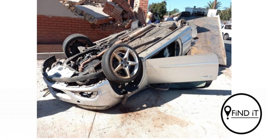 Motor tref muur, jongman (20) beswyk aan sy beserings