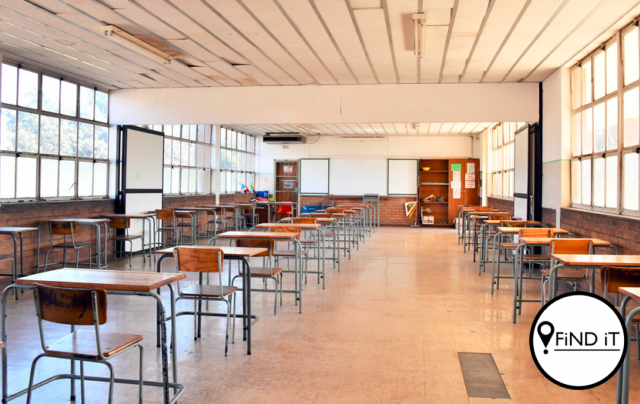 Nege Grey College-onderwysers toets positief, onderig gaan steeds voort