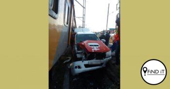 Passasierstrein bots teen bakkie in treinstasie