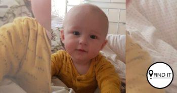 Babaseuntjie lê leweloos na hy tussen ouers aan die slaap raak