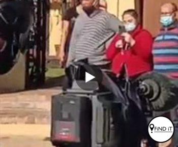 VIDEO: familie en vriende kyk hoe Sharleen se liggaam uit gastehuis geneem word
